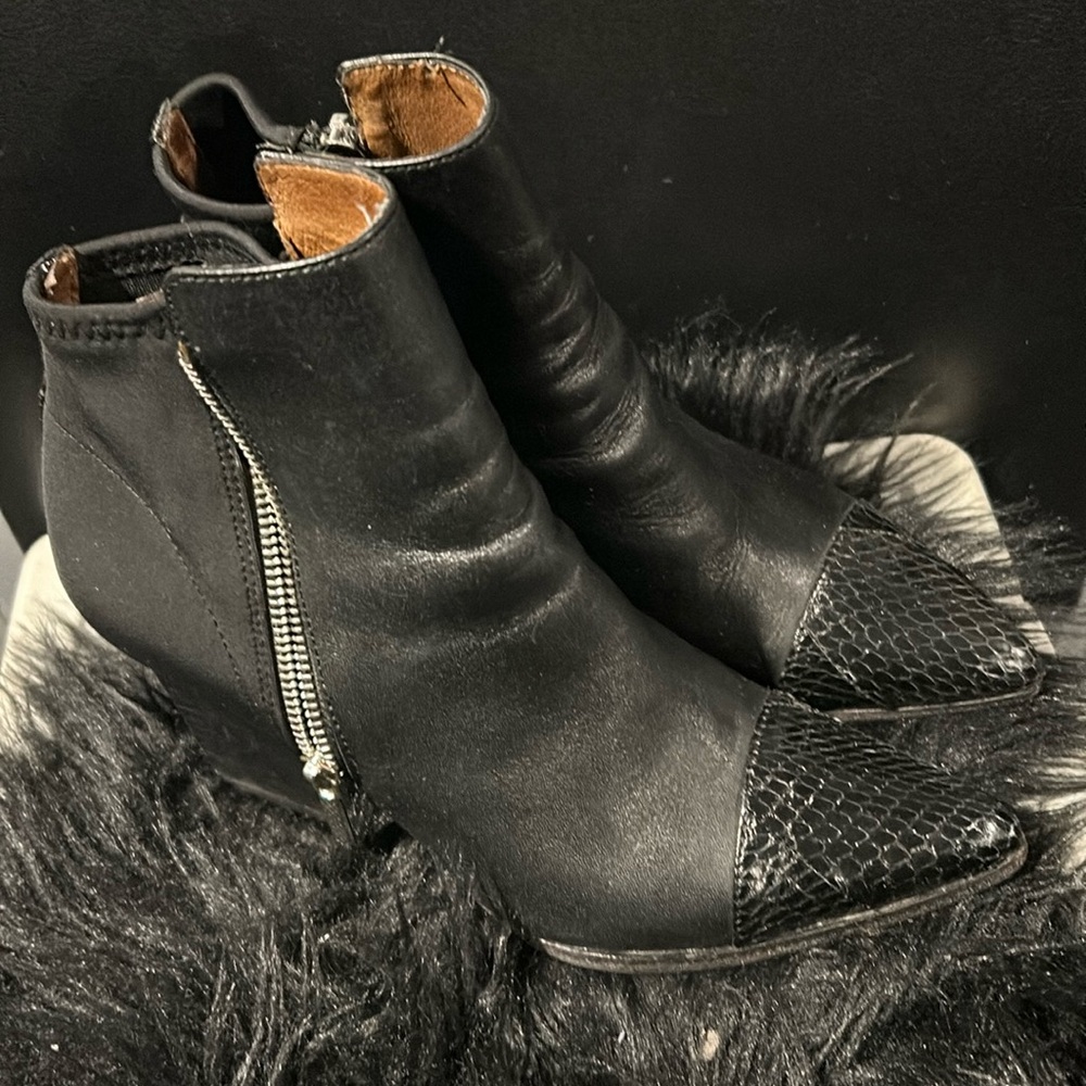 Donald J Pliner black leather booties